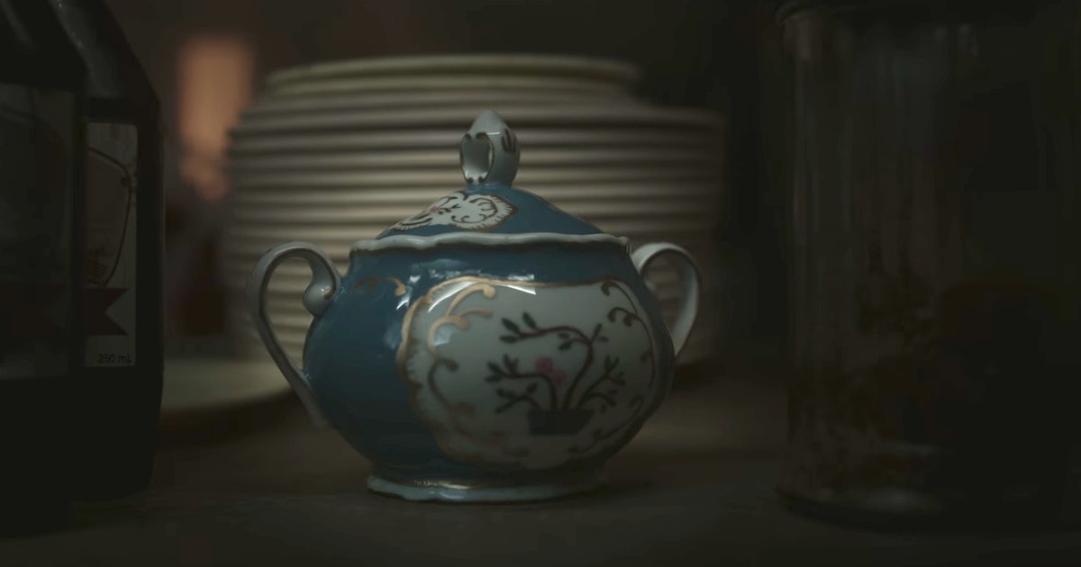 Image of the sugar bowl used as a plot device.