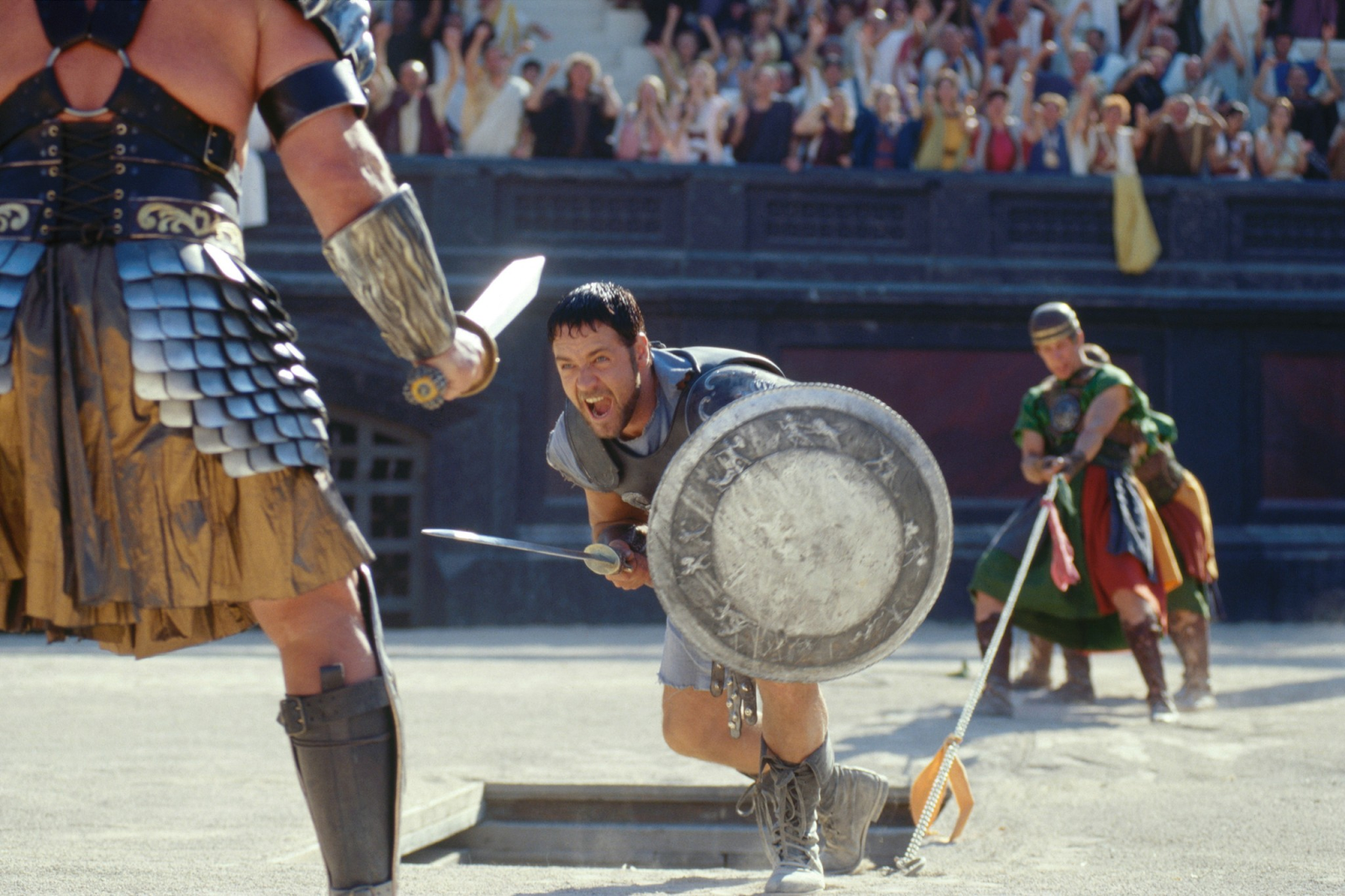 Russell Crowe as Maximius with his mouth wide open about to attack his opponents in the Gladiator arena.