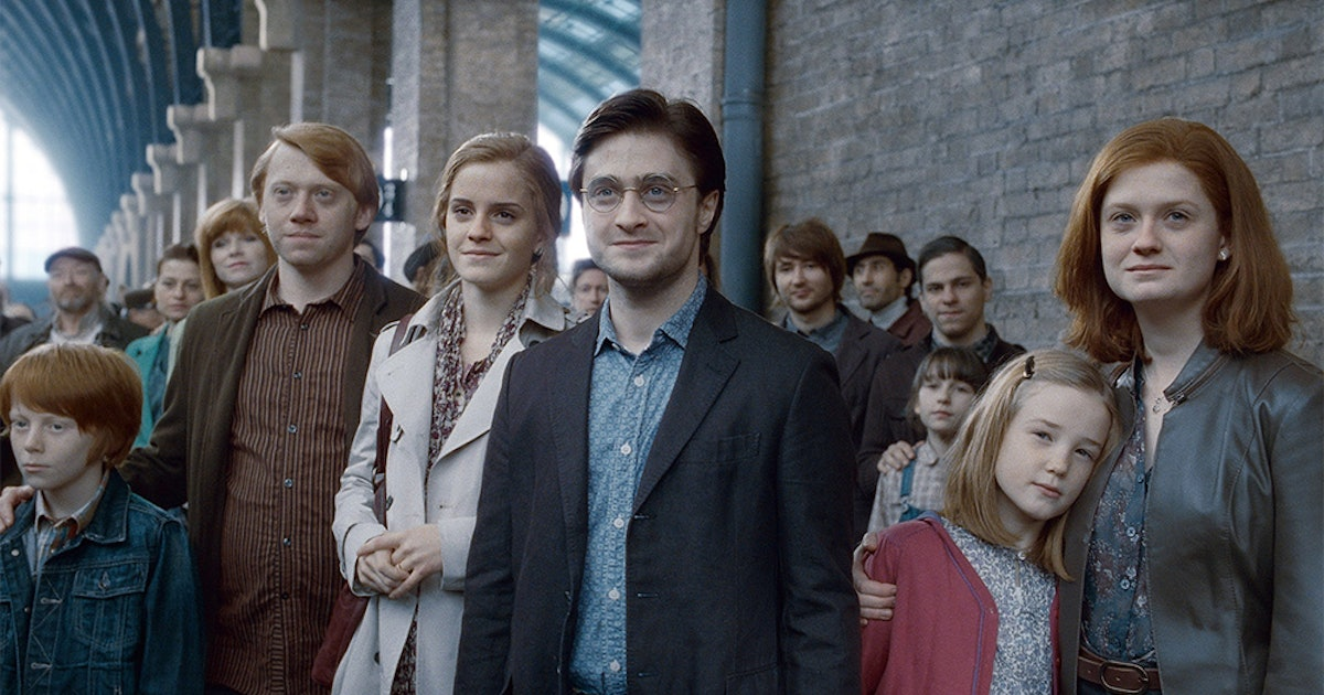 Harry, Ron, Hermione and Ginny as adults with their children standing on platform 9 3/4